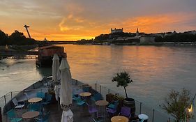 Sundeck Botel - Party Boat